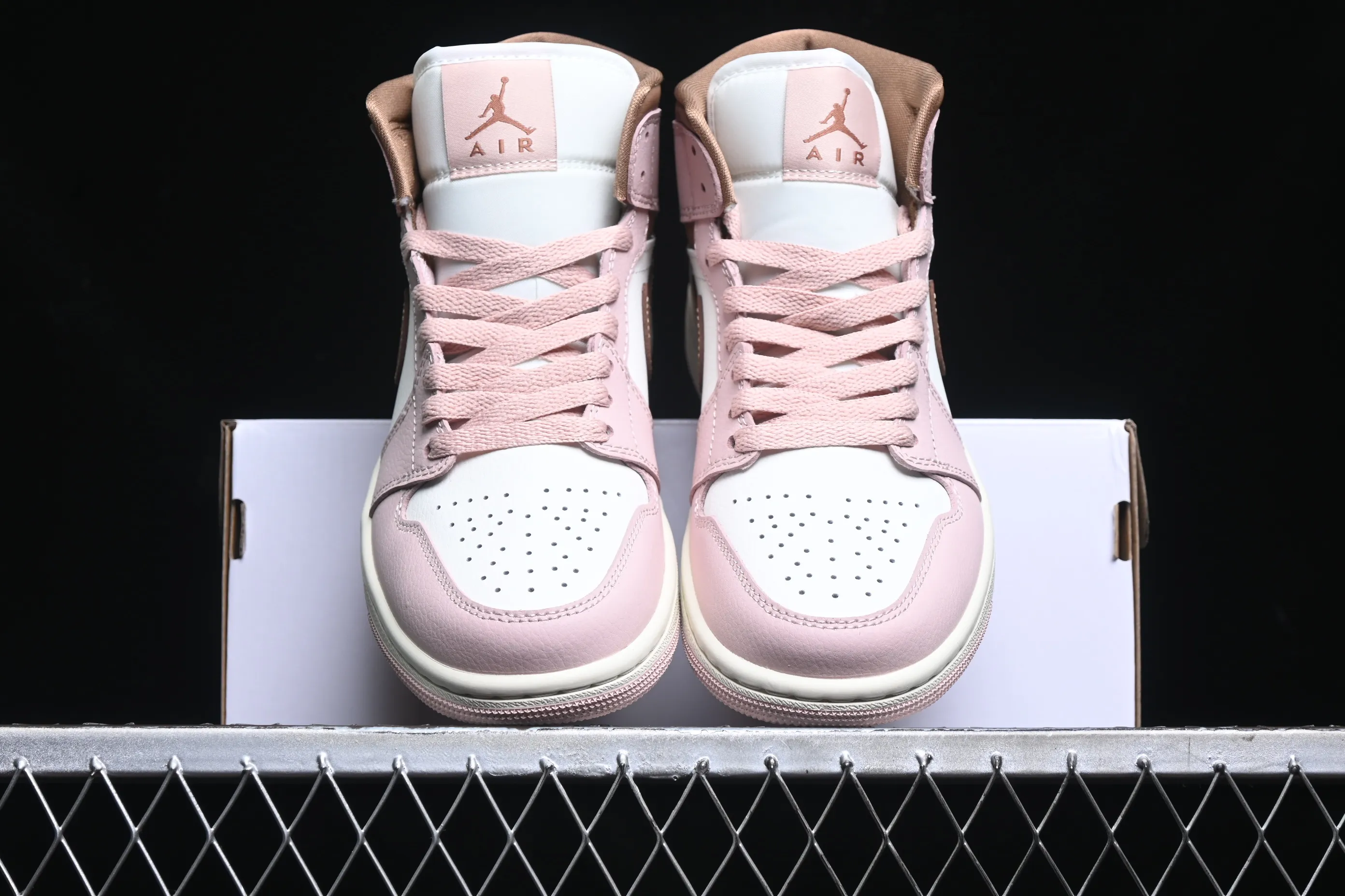All categories Air Jordan Jordan series basketball shoes Air Jordan 1 Mid G version pure original Air Jordan 1 Mid AJ1 Joe 1 Khaki powder China basketball shoes BQ6472-620